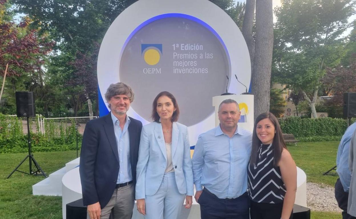 Carlos Pérez del Pulgar (izquierda), tras recoger el premio de manos de la ministra Reyes Maroto. 