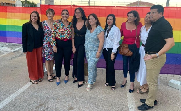 Imagen principal - La pregonera del Pride, María Peláez, posa junto a la alcaldesa de Torremolinos, Margarita del Cid; Camela, junto a Luis Rollán y a Kelly Roller