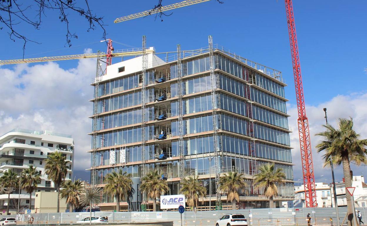 Enfrentamiento en Estepona por la financiación de varias obras municipales