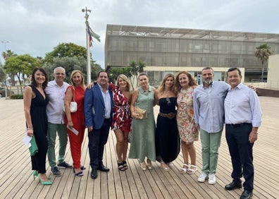 Imagen secundaria 1 - En la primera imagen, familiares de José Miguel Fernández Pelegrina, entre ellos algunos primos y su hermana. En la segunda, amigos y familiares del homenajeado, a las puertas del auditorio de la Diputación. En la última, amigos saludando cariñosamente a Fernández Pelegrina antes de entrar al acto. 