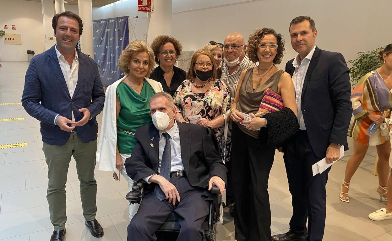 El homenajeado, José Miguel Fernández Pelegrina, junto a su familia y al diputado Juande Villena, a la izquierda. 