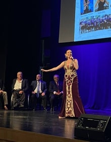 Imagen secundaria 2 - En la primera imagen, el alcalde de Málaga se refiere a Fernández Pelegrina en su discurso. En la segunda, Gloria Sotorrío, Leo Bernal, Elvira Tovar, Gloria Sánchez e Inma Bravo, amigas del Colegio Europa. En la última, Rocío Alba, en un momento de su actuación. 