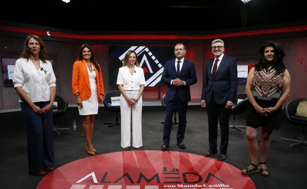 Eva García Sempere, Nuria Rodríguez, Patricia Navarro, Manuel Castillo, José Aurelio Aguilar y Carmen Máximo, de izquierda a derecha, al inicio del debate.