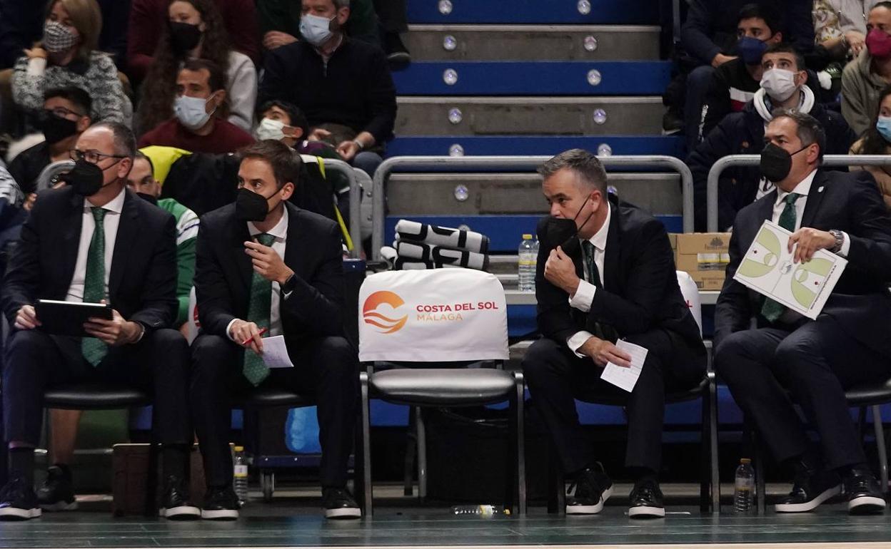 Javi Salvo, Alberto Miranda, Ángel Sánchez-Cañete y Paco Aurioles durante un partido.