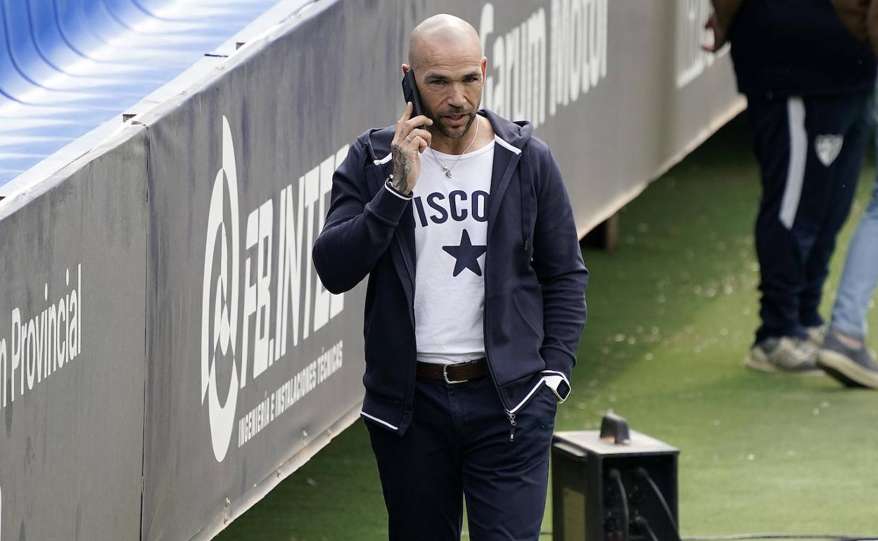 El director deportivo del Málaga, Manolo Gaspar, habla por teléfono en La Rosaleda. 