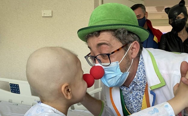 Francisco Núñez, uno de los impulsores de ACAE, junto a un pequeño hospitalizado. 