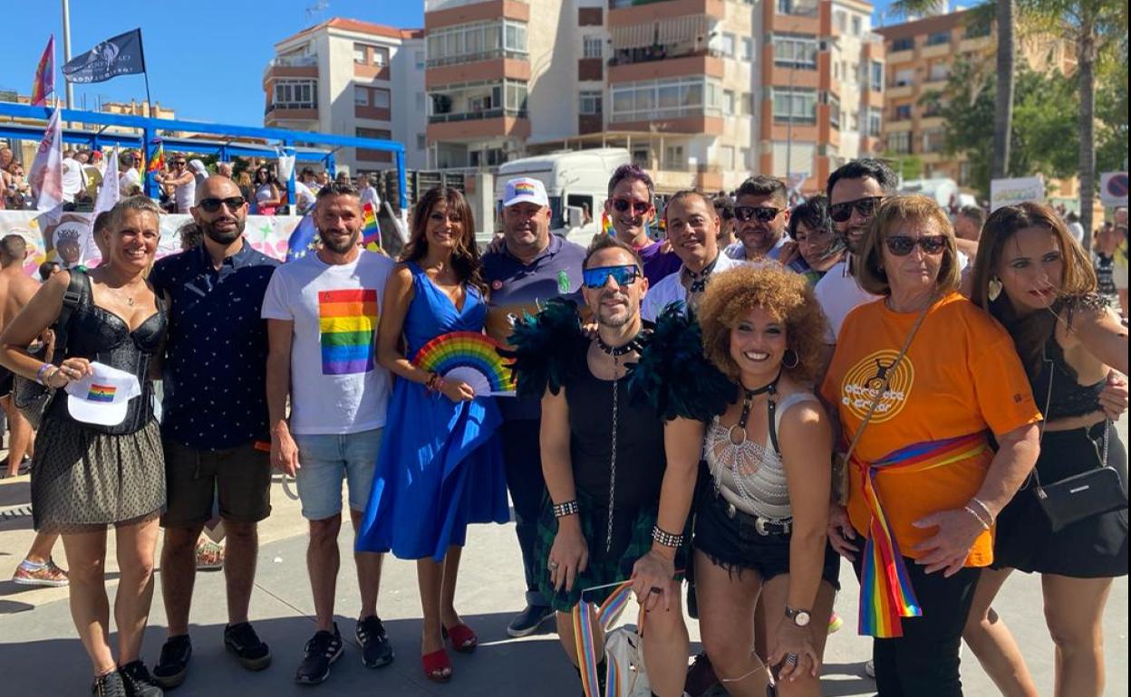 Nuria Rodríguez, en el centro de la foto, con miembros del colectivo LGTBI, en el Orgullo de Torremolinos. 