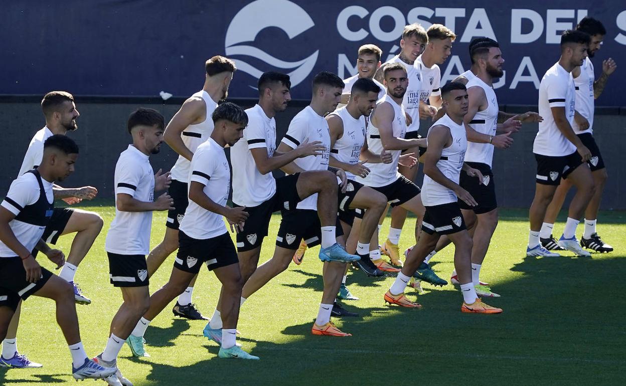 Los jugadores del Málaga se ejercitan en grupo en el último entrenamiento de la temporada. 