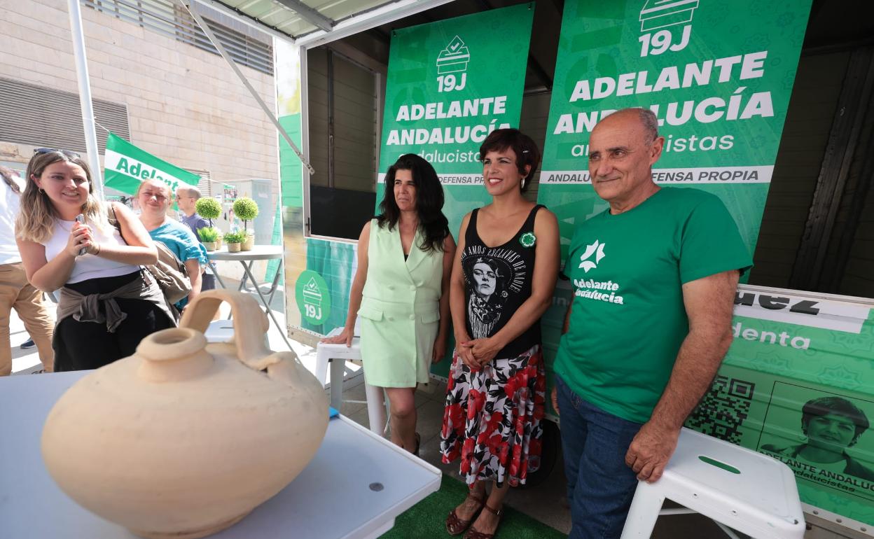 Teresa Rodríguez, flanqueada por Carmen Máximo y Álvaro Bazán, este sábado en El Perchel. 