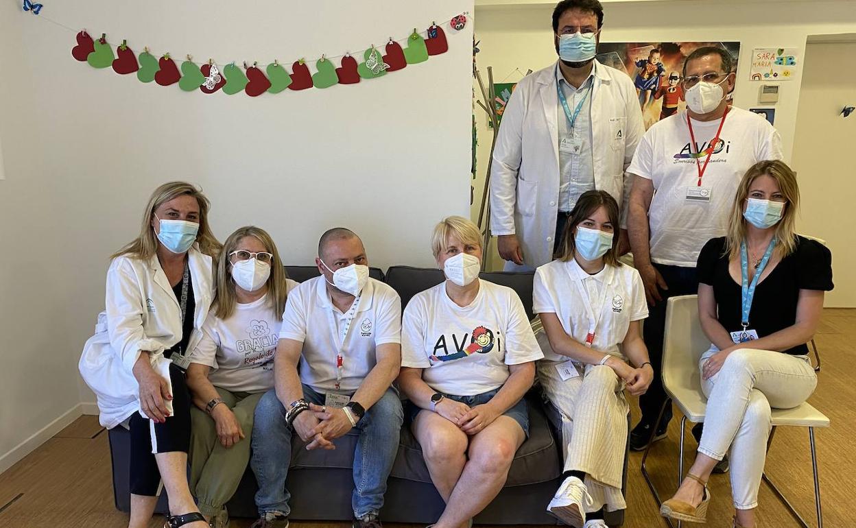 Profesionales del Materno y voluntarios de distintas entidades, en la 'Sala Blanca'.