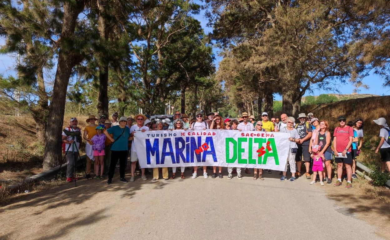 Participantes en la jornada reivindicativa celebrada este domingo en la desembocadura del río veleño. 