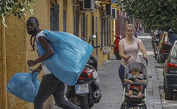 Escena cotidiana en el barrio de Los pajaritos, uno de los más castigados de Sevilla.