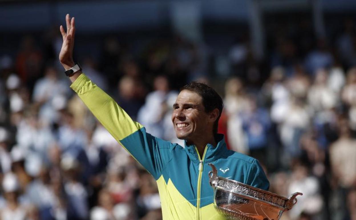 Nadal saluda al público de París con su decimocuarto trofeo de Roland Garros.