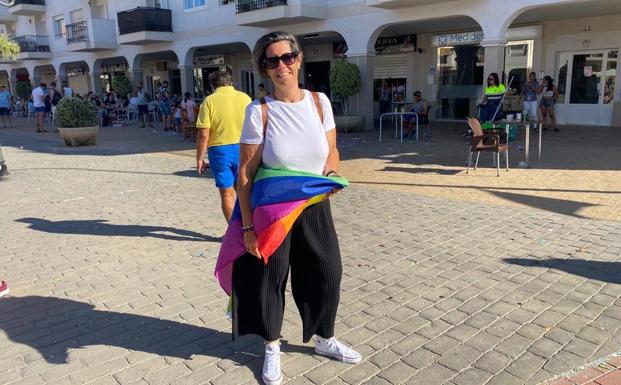 Carolina Antúnez con la bandera LGTBI