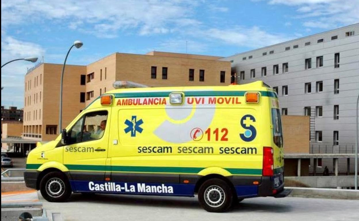 Una ambulancia frente al Hospital Universitario de Toledo. 