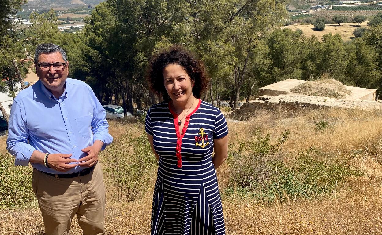 El alcalde veleño y la concejala de Cultura, este lunes en una de las zonas de La Fortaleza donde se ha actuado. 