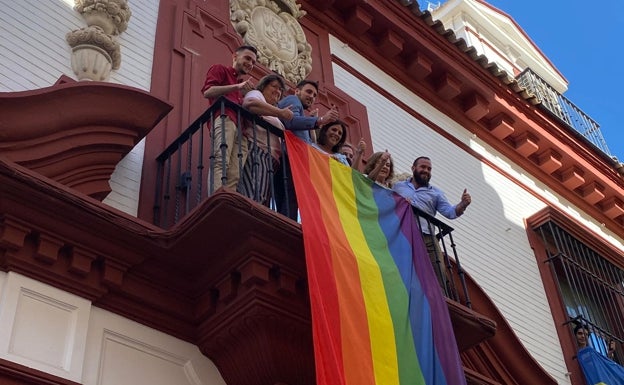 El PSOE agita la bandera arcoíris 