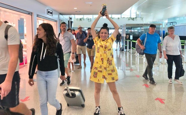 Alessandra García levanta el Max en el aeropuerto de Menorca. 