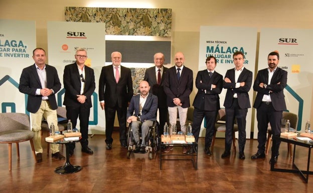 Los ponentes en el foro inmobiliario, junto al alcalde de Málaga y al director de SUR. 