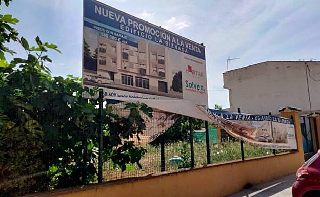 Carteles de nuevas promociones abundan en la zona. 