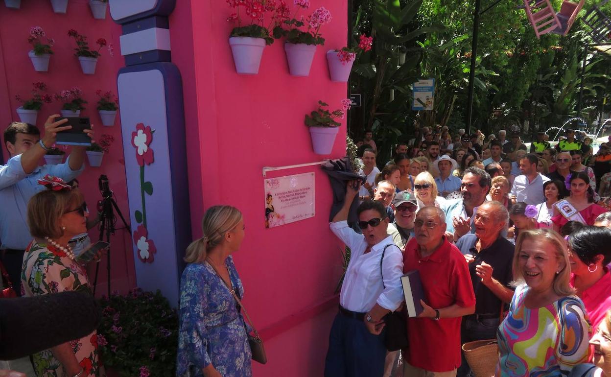 Toñi y la Tanque descubren su placa conmemorativa en el arco de feria de 