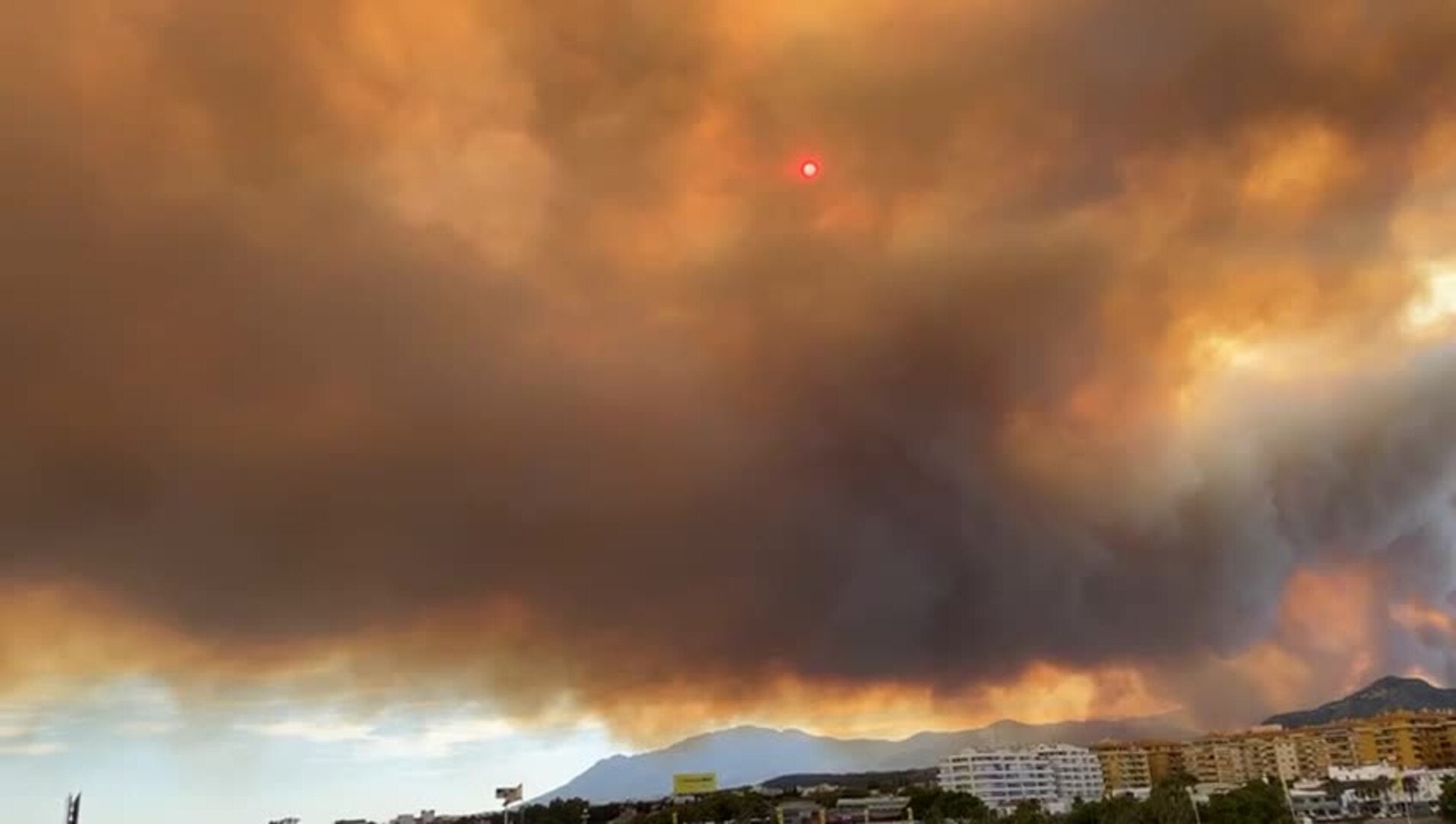Impresionante columna de humo del incendio de Pujerra vista desde San Pedro (Marbella)