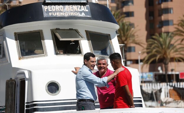 Juanma MOreno, este jueves a bordo de un barco pesquero en Fuengirola. 
