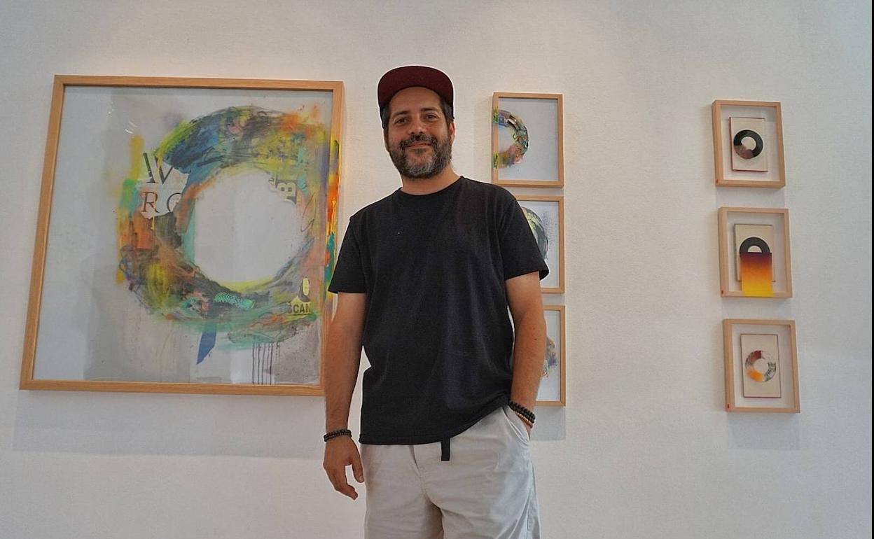 El artista D. Darko, ayer ante algunas de sus obras en El Estudio de Ignacio del Río. 