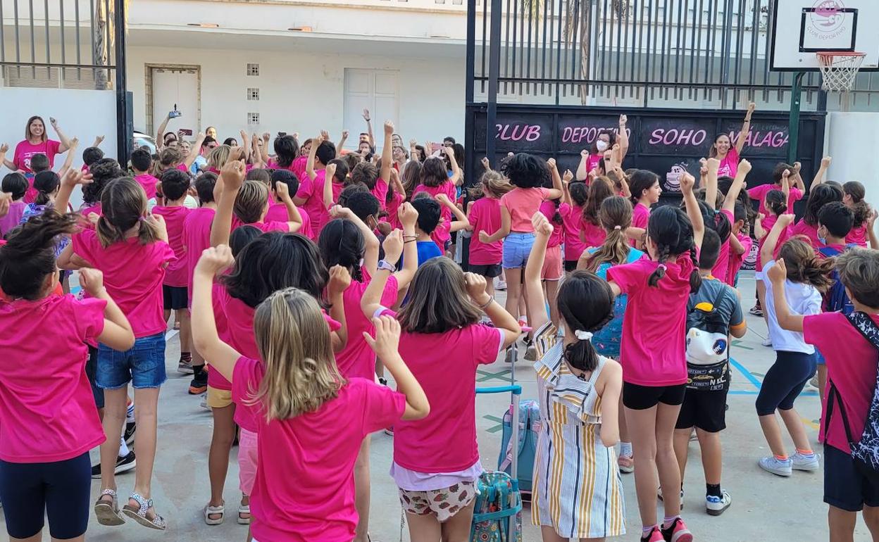 Niños del colegio garcía Lorca de la capital con sus camisetas solidarias en el acto central de la campaña, este viernes. 