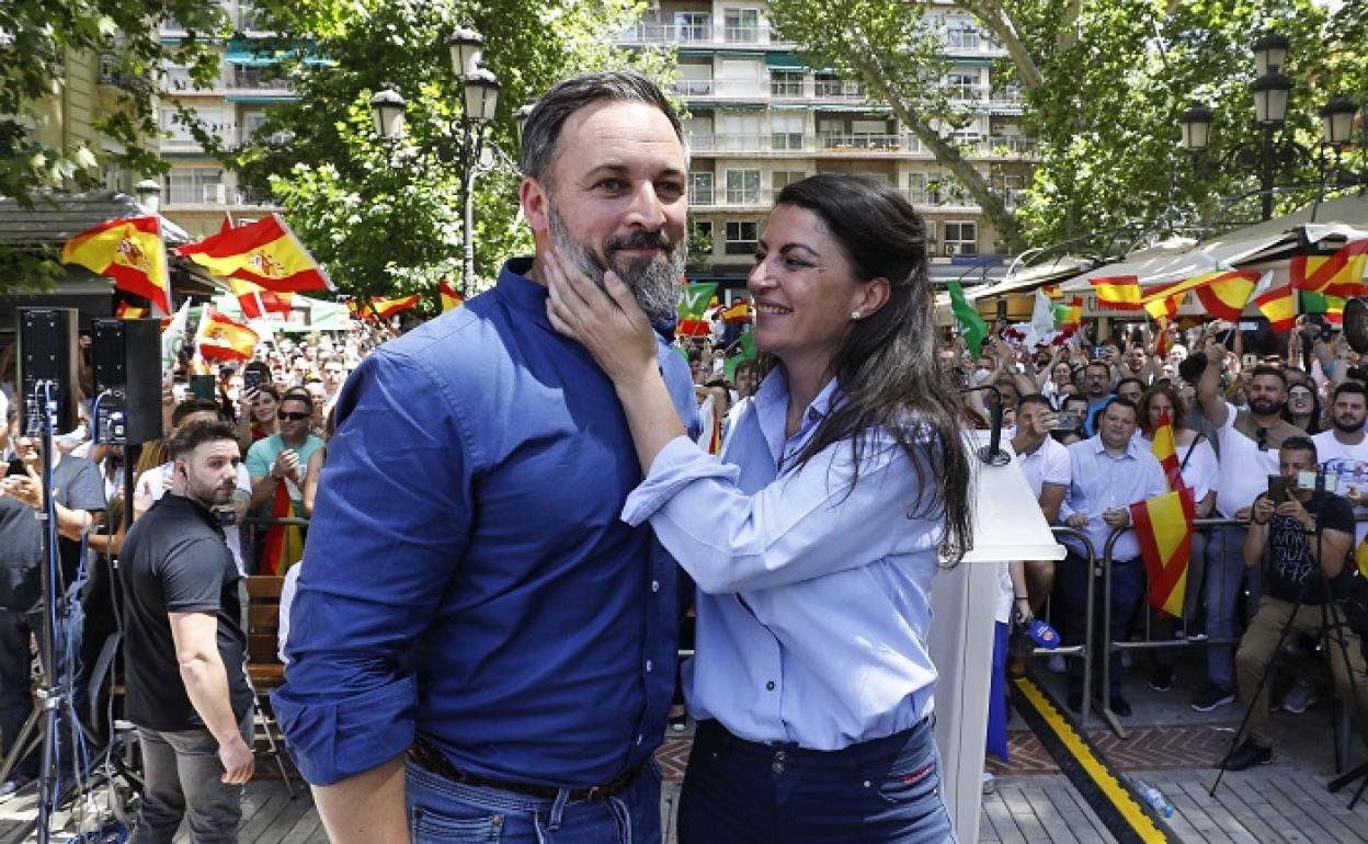 Santiago Abascal y Macarena Olona, en un acto de precampaña de Vox. 