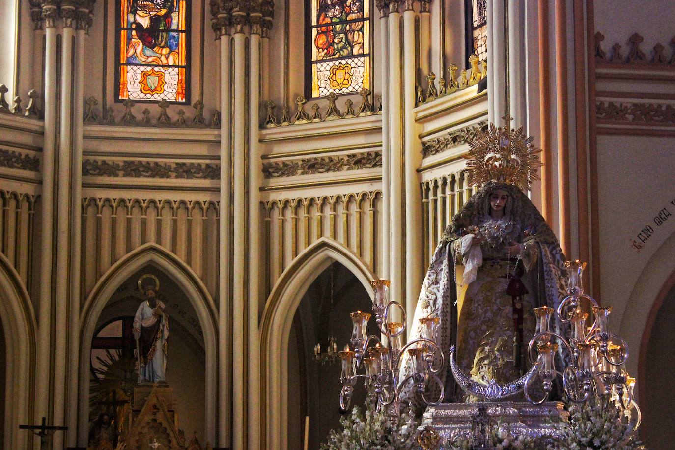 Detalles de la procesión de la Virgen de la Trinidad por las calles de su barrio. 