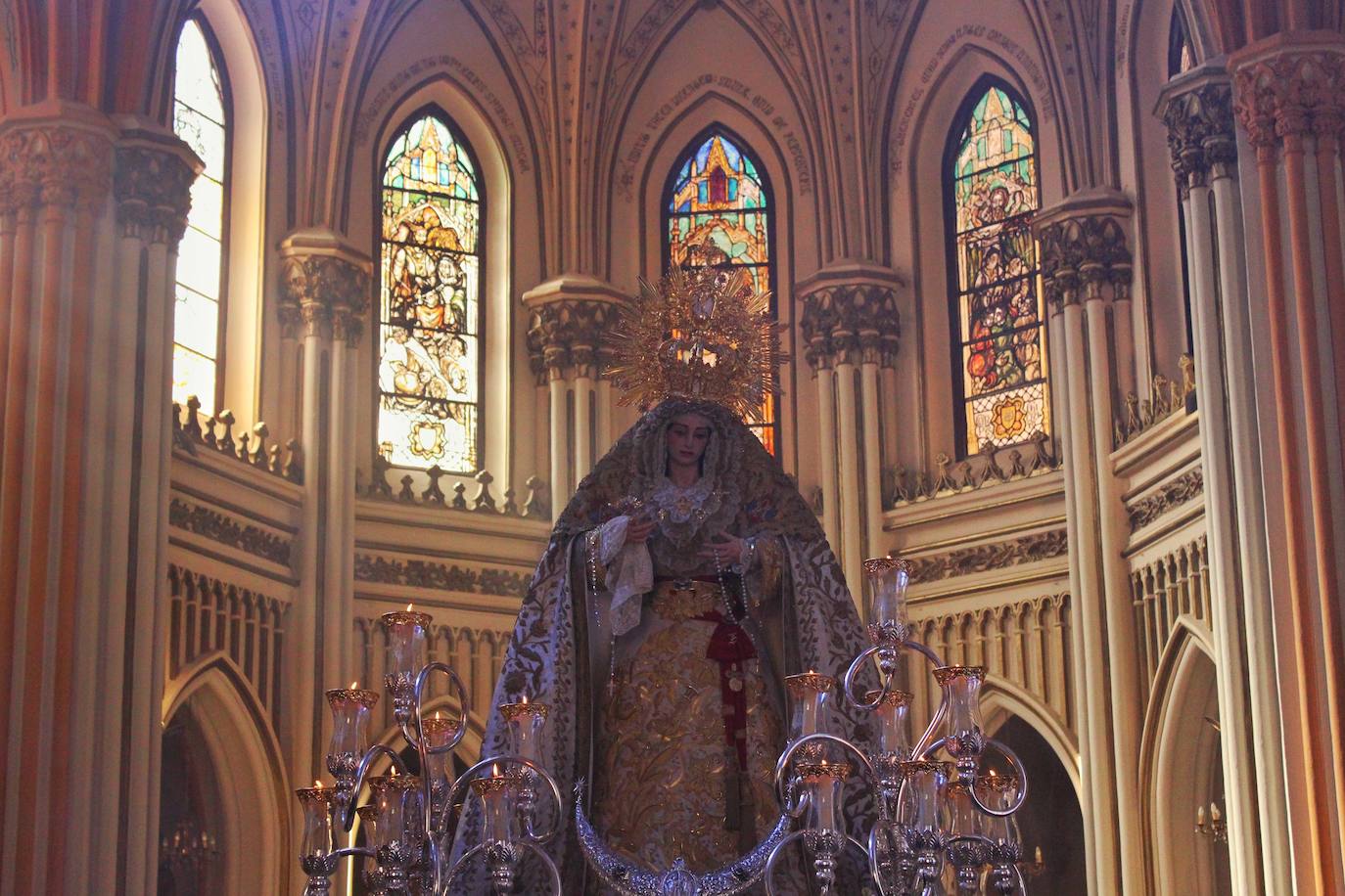 Detalles de la procesión de la Virgen de la Trinidad por las calles de su barrio. 