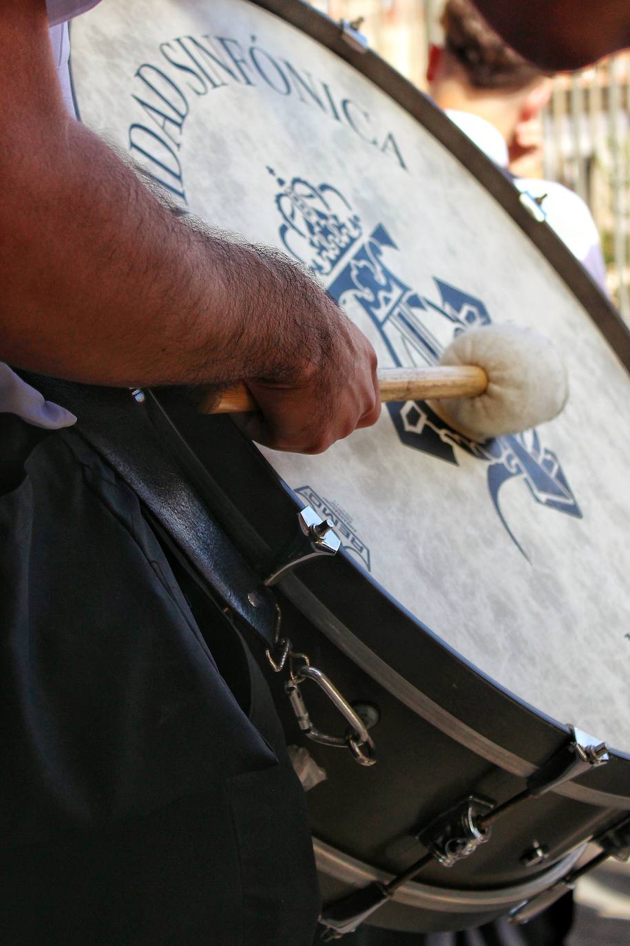 Detalles de la procesión de la Virgen de la Trinidad por las calles de su barrio. 