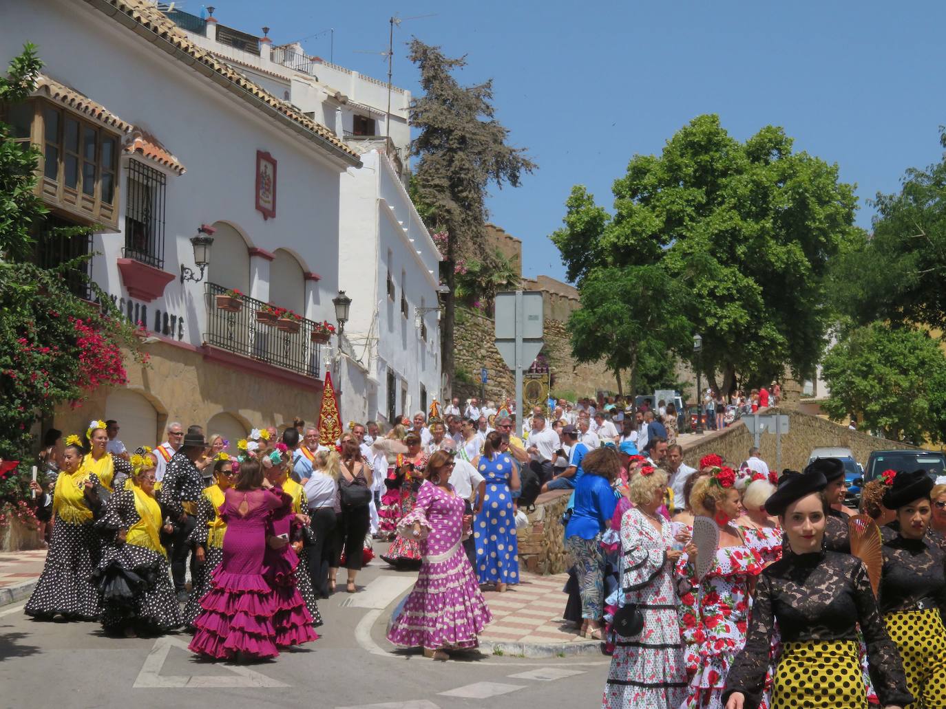 Procesión de San Bernabé por las calles de Marbella. 