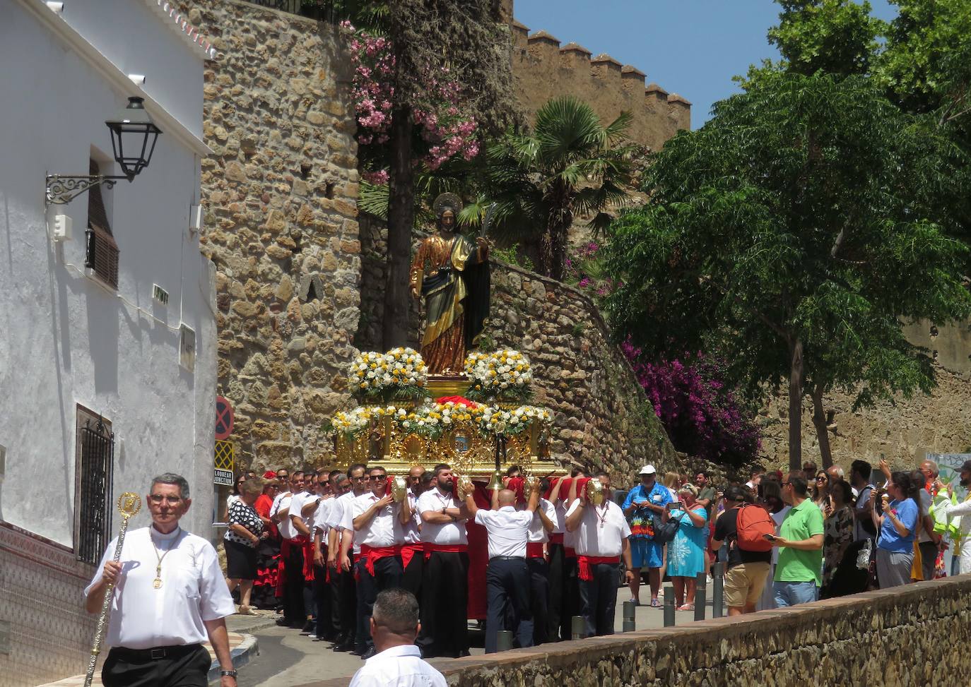 Procesión de San Bernabé por las calles de Marbella. 