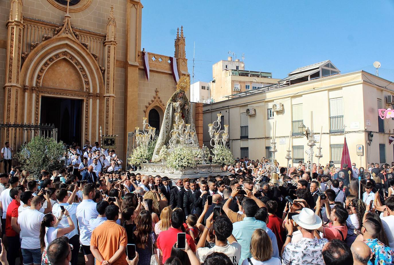 La Virgen de la Trinidad, por las calles de su barrio. 