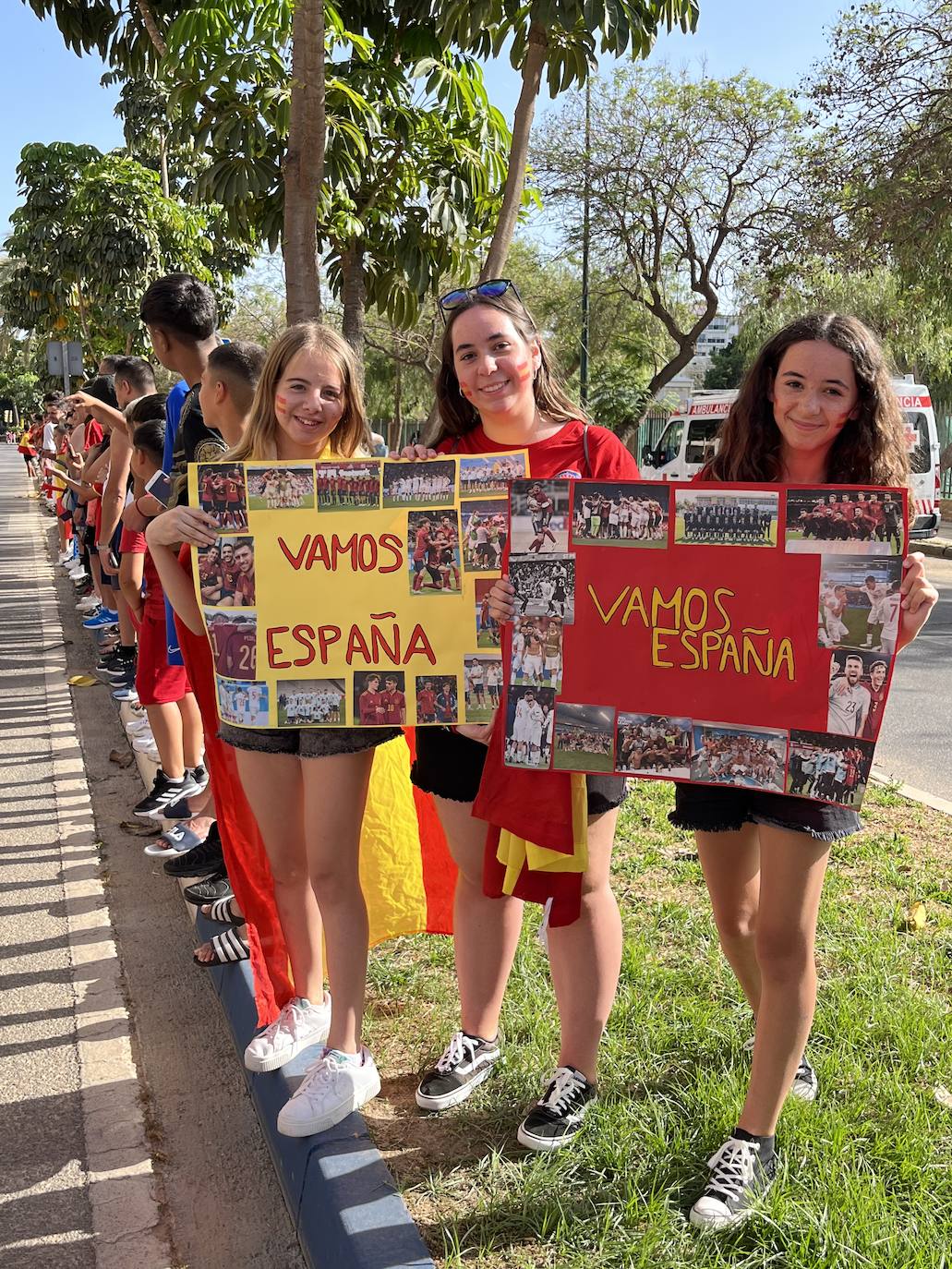 Gran ambiente en La Rosaleda para ver a la selección española de fútbol. 