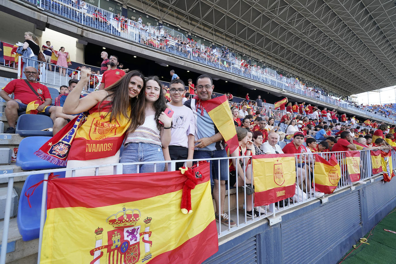 Gran ambiente en La Rosaleda para ver a la selección española de fútbol. 