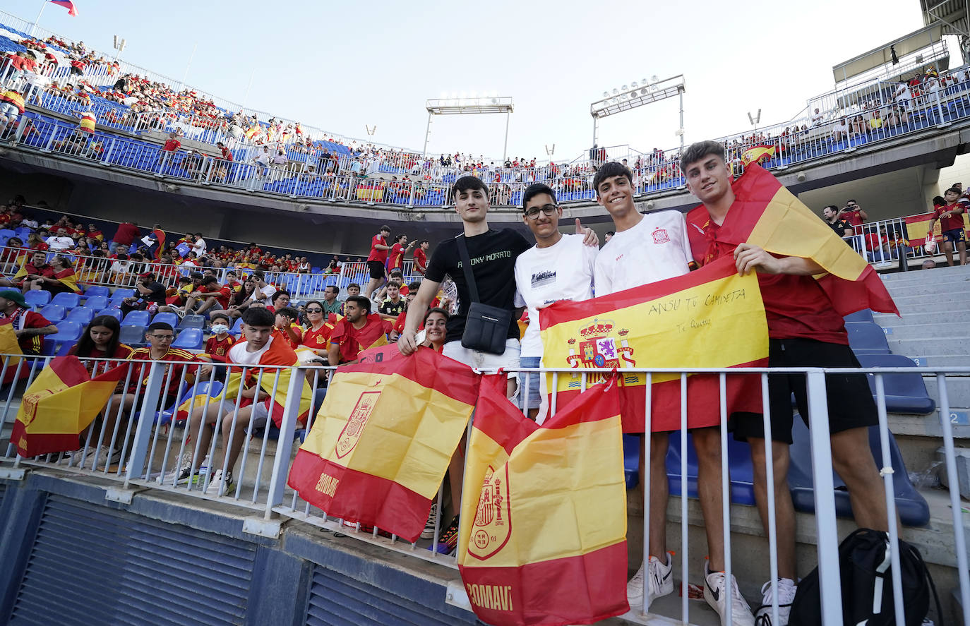 Gran ambiente en La Rosaleda para ver a la selección española de fútbol. 