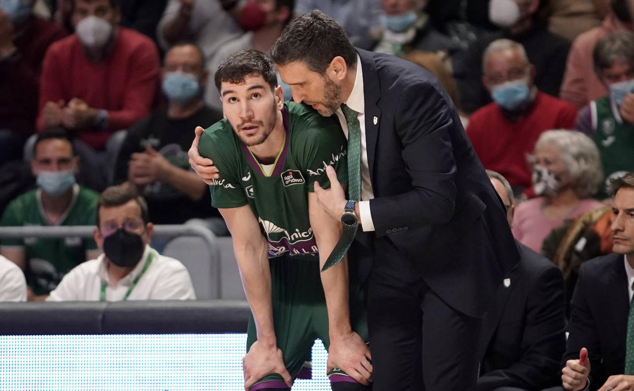 Ibon Navarro conversa con Brizuela, uno de los jugadores que seguirá, en un duelo de la pasada campaña. 