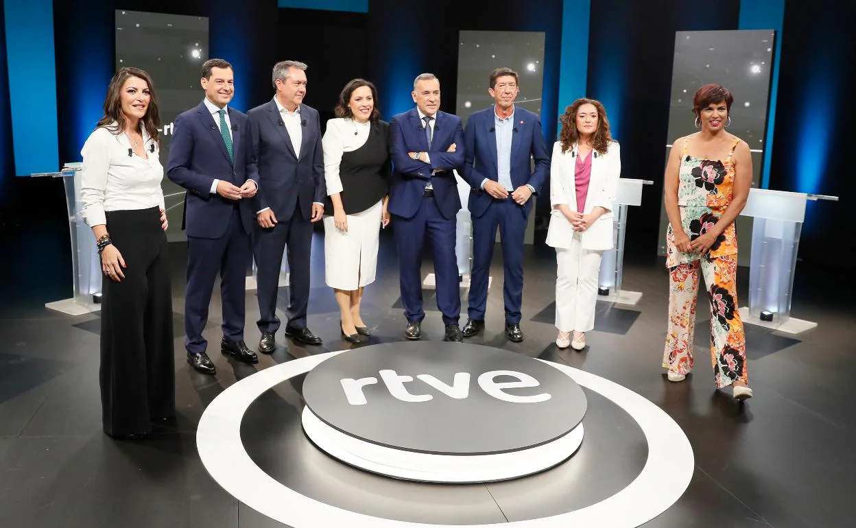 Los candidatos posan con los moderadores en el debate del pasado lunes en TVE. 