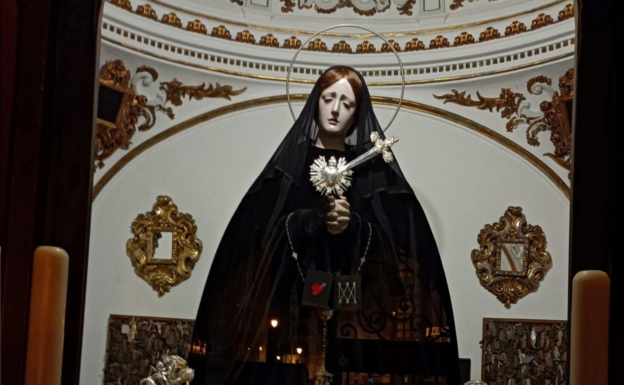 La Virgen de los Dolores, en su capilla callejera de El Perchel. 