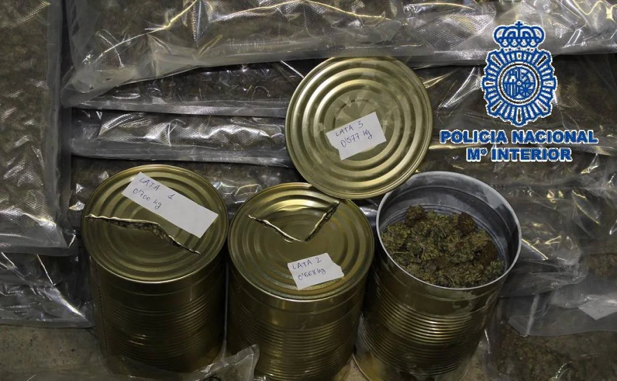 Cuatro detenidos de una red criminal que ocultaba droga en latas de conservas en una nave en Málaga