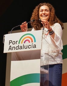 Imagen secundaria 2 - Arriba, el abrazo entre Íñigo Errejón y Yolanda Díaz. Abajo, la vicepresidenta e Inmaculada Nieto. 