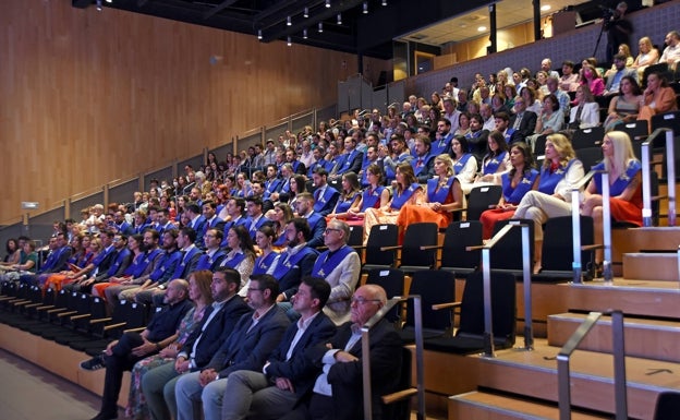 Imagen principal - En la primera foto, estudiantes de ESIC durante su graduación en el Auditorio Edgar Neville. En la segunda, representantes de instituciones y administraciones, durante la entrega de diplomas a los estudiantes de ESIC. En la última, Ignacio de la Vega, director ESIC Málaga. 