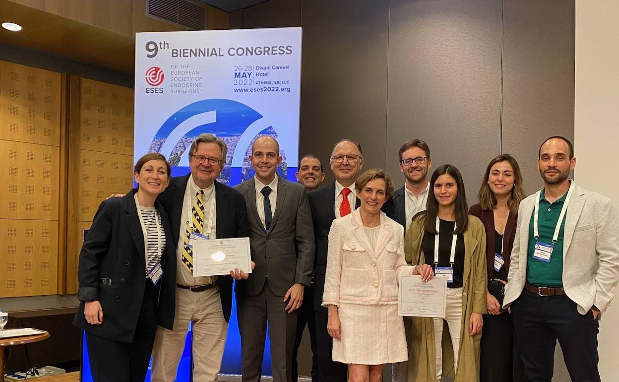 La cirujana Cristina Martínez Santos con el diploma que la acredita de el Premio a la Mejor Comunicación Oral, junto a otros participantes del congreso. 