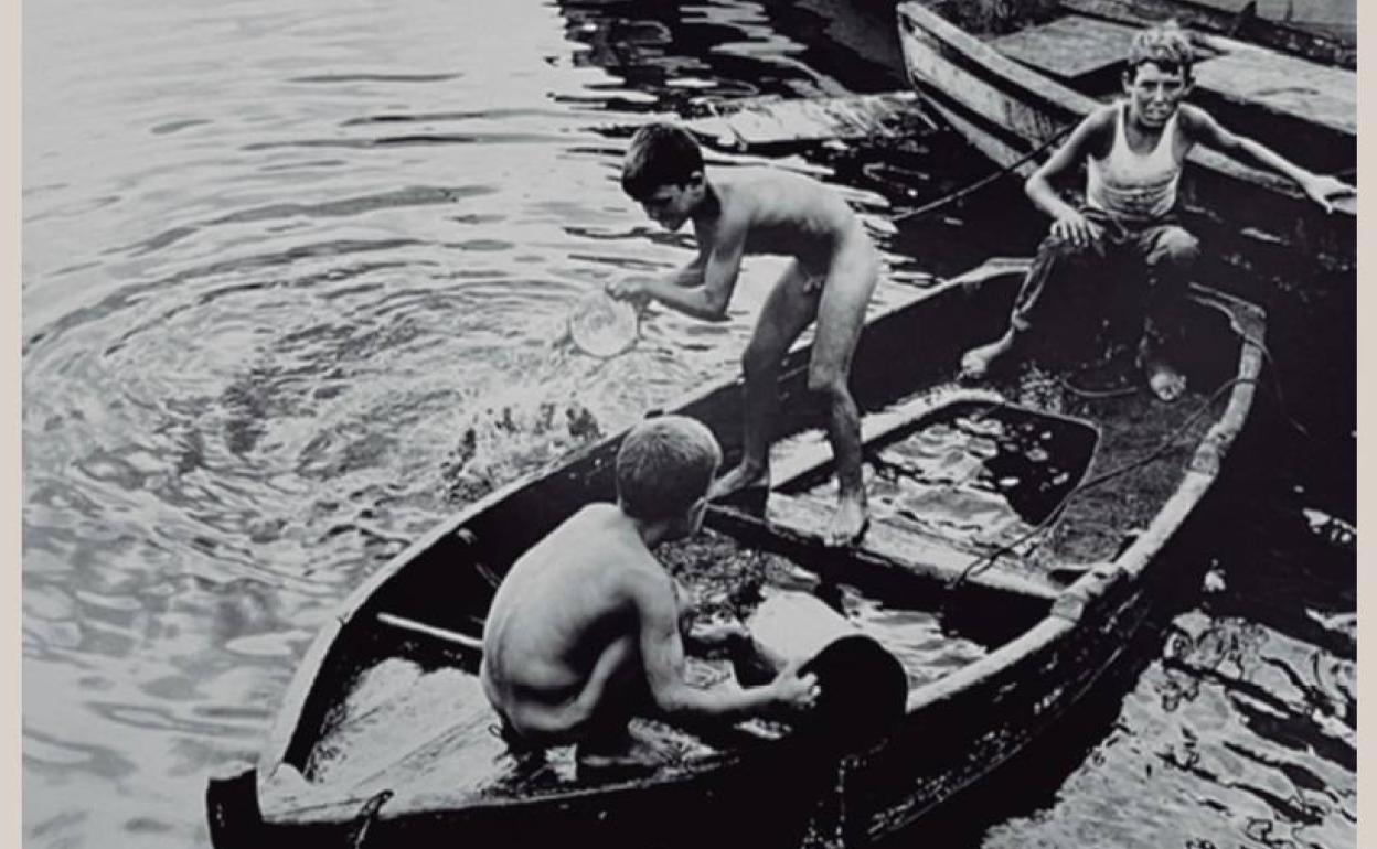 Foto 'Achicando' de José Miguel de Miguel (Cartagena, 1964). 