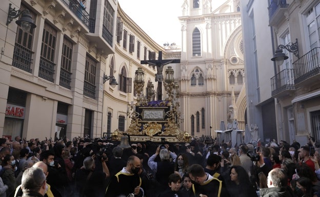 El Crucificado con la fachada del Sagrado Corazón de fondo. 