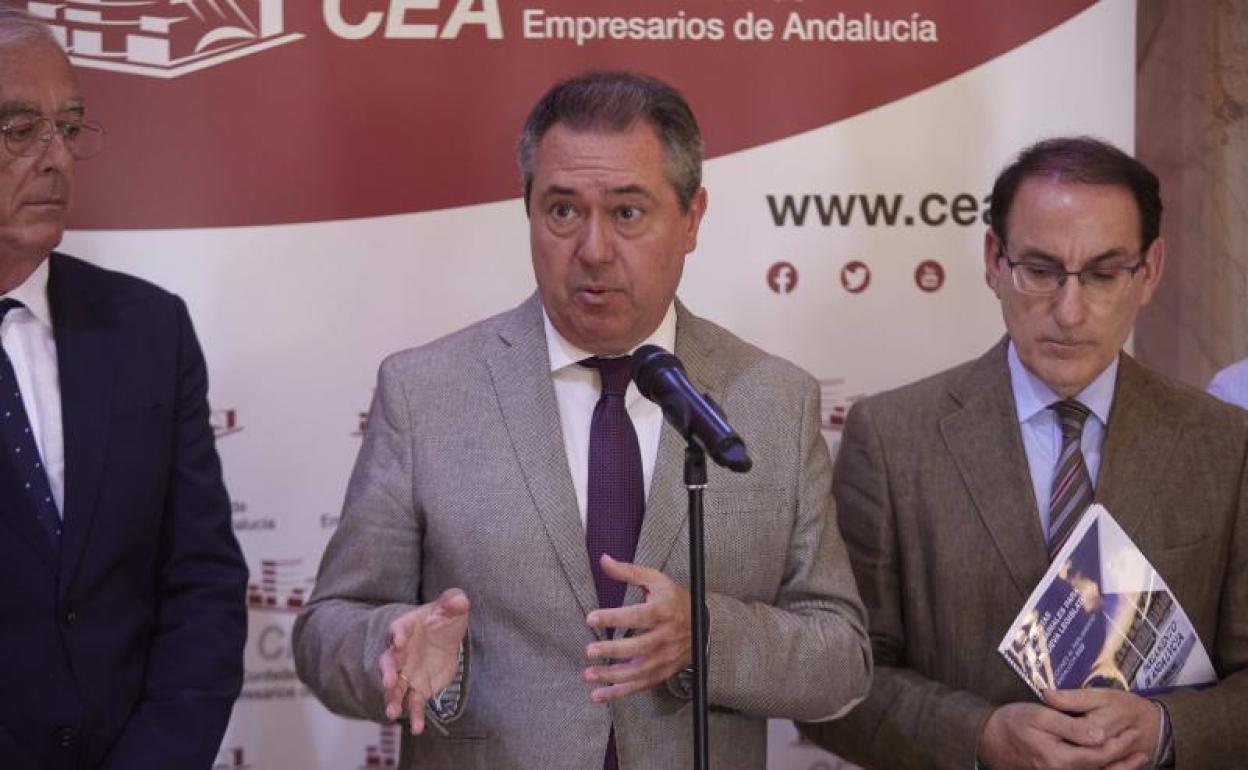 Espadas, esta mañana, junto a González de Lara en la sede de la CEA.