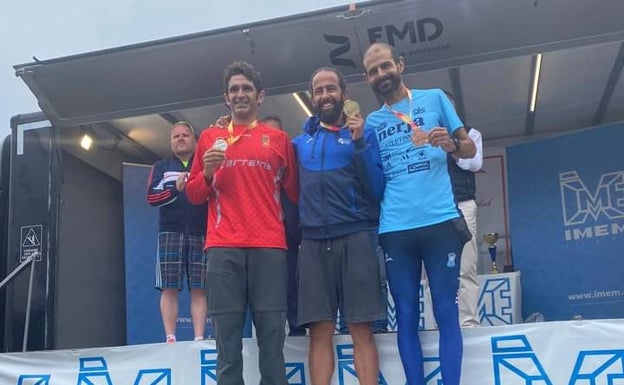 El podio masculino final, con Urbaneja, Aguilar y Moreno. 